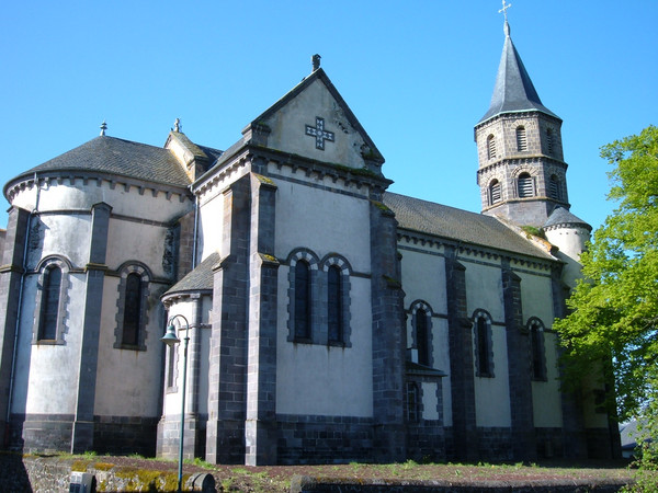 Façade sud de l'église Saint Pierre d'Olby